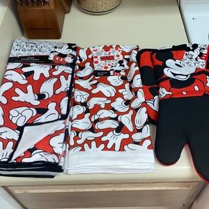 MICKEY MOUSE Kitchen towels, oven mitt, and pot holder